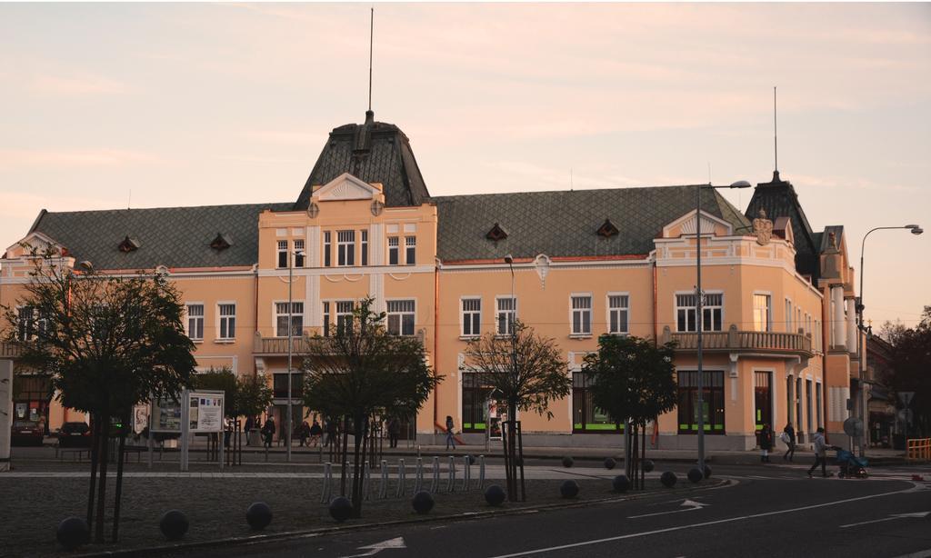 Hotel Lev Levice Bagian luar foto