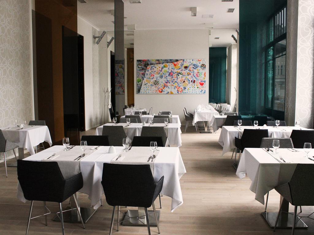 Hotel Lev Levice Bagian luar foto