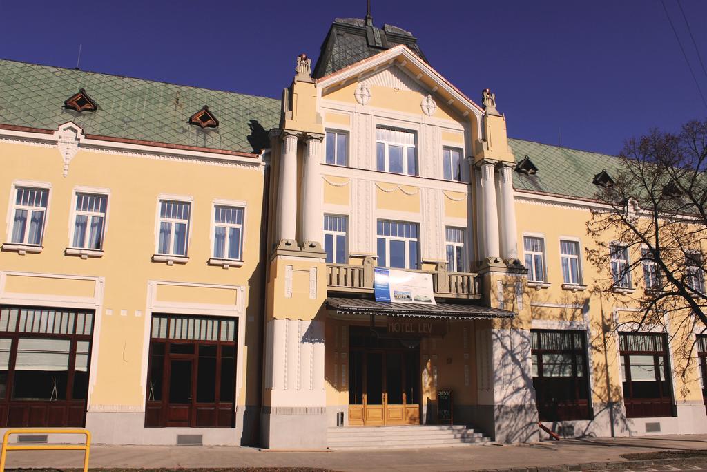 Hotel Lev Levice Bagian luar foto