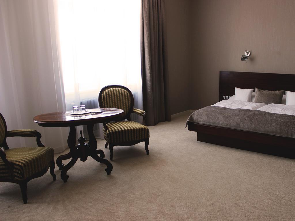 Hotel Lev Levice Bagian luar foto