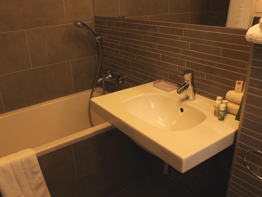 Hotel Lev Levice Bagian luar foto