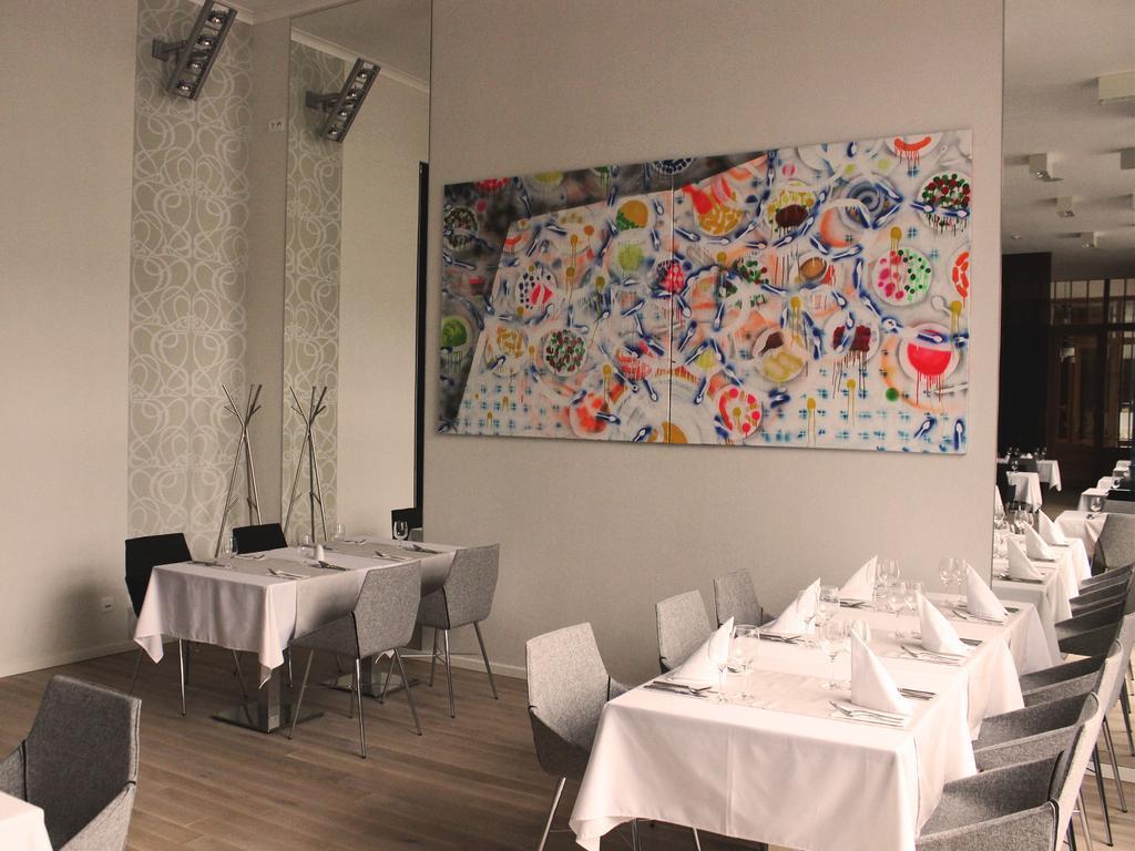 Hotel Lev Levice Bagian luar foto