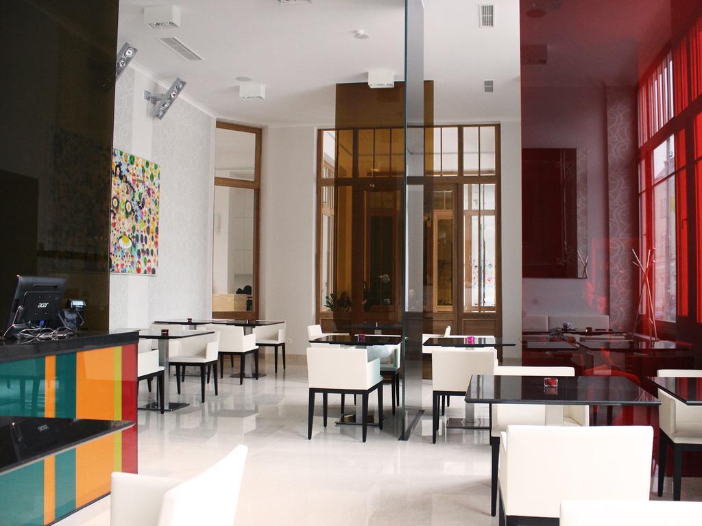 Hotel Lev Levice Bagian luar foto